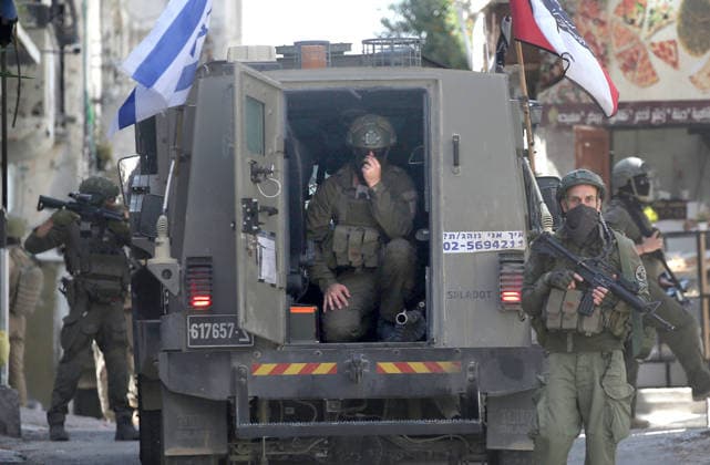 Palestinian-Israeli conflict in Nablus - 12 Aug 2026 Israeli soldiers take position during a raid on Balata refugee camp east of Nablus in the West Bank. Israeli military forces raided the central market during a security operation. Soldiers fired tear gas, causing dozens of Palestinians to suffer from suffocation. Youths threw stones at the soldiers. During the operation, an elderly man was arrested inside the market in Balata refugee camp. Nablus Palestine Copyright: xNasserxishatyehx xSOPAxImagesx Nishtayeh42