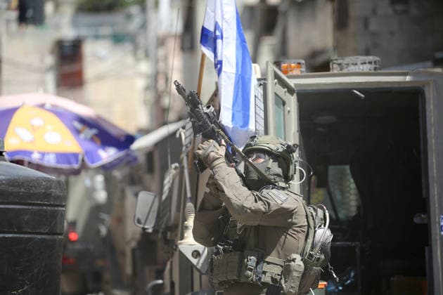 Palestinian-Israeli conflict in Nablus - 12 Aug 2026 An Israeli soldier takes position during a raid on Balata refugee camp east of Nablus in the West Bank. Israeli military forces raided the central market during a security operation. Soldiers fired tear gas, causing dozens of Palestinians to suffer from suffocation. Youths threw stones at the soldiers. During the operation, an elderly man was arrested inside the market in Balata refugee camp. Nablus Palestine Copyright: xNasserxishatyehx xSOPAxImagesx Nishtayeh43