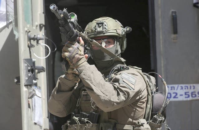 Palestinian-Israeli conflict in Nablus - 12 Aug 2026 An Israeli soldier takes position during a raid on Balata refugee camp east of Nablus in the West Bank. Israeli military forces raided the central market during a security operation. Soldiers fired tear gas, causing dozens of Palestinians to suffer from suffocation. Youths threw stones at the soldiers. During the operation, an elderly man was arrested inside the market in Balata refugee camp. Nablus Palestine Copyright: xNasserxishatyehx xSOPAxImagesx Nishtayeh44