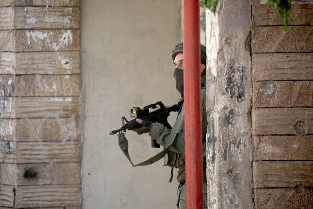 Palestinian-Israeli conflict in Nablus - 12 Aug 2026 An Israeli soldier takes position during a raid on Balata refugee camp east of Nablus in the West Bank. Israeli military forces raided the central market during a security operation. Soldiers fired tear gas, causing dozens of Palestinians to suffer from suffocation. Youths threw stones at the soldiers. During the operation, an elderly man was arrested inside the market in Balata refugee camp. Nablus Palestine Copyright: xNasserxishatyehx xSOPAxImagesx Nishtayeh45