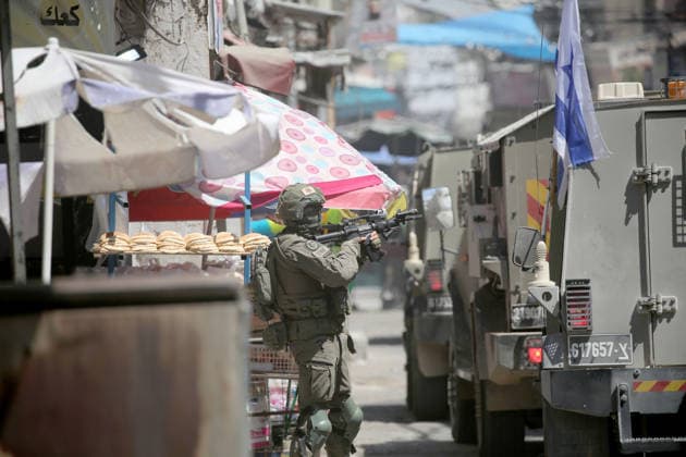 Palestinian-Israeli conflict in Nablus - 12 Aug 2026 An Israeli soldier takes position during a raid on Balata refugee camp east of Nablus in the West Bank. Israeli military forces raided the central market during a security operation. Soldiers fired tear gas, causing dozens of Palestinians to suffer from suffocation. Youths threw stones at the soldiers. During the operation, an elderly man was arrested inside the market in Balata refugee camp. Nablus Palestine Copyright: xNasserxishatyehx xSOPAxImagesx Nishtayeh47