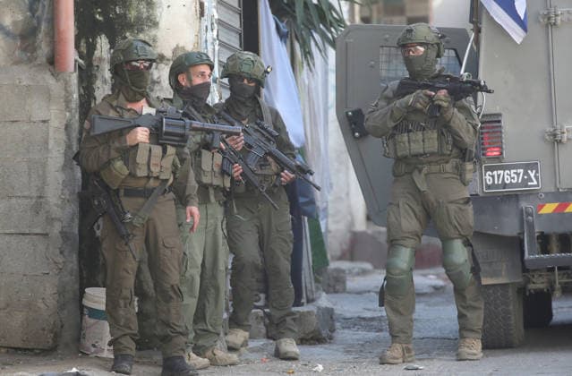 Palestinian-Israeli conflict in Nablus - 12 Aug 2026 Israeli soldiers take position during a raid on Balata refugee camp east of Nablus in the West Bank. Israeli military forces raided the central market during a security operation. Soldiers fired tear gas, causing dozens of Palestinians to suffer from suffocation. Youths threw stones at the soldiers. During the operation, an elderly man was arrested inside the market in Balata refugee camp. Nablus Palestine Copyright: xNasserxishatyehx xSOPAxImagesx Nishtayeh50