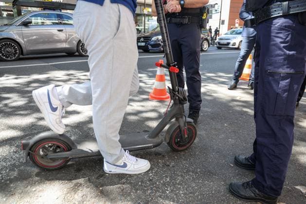 Boulogne-Billancourt, France le 12 aout 2026 - Controle des forces de Police nationale et Municipale sur le port du casque et du gilets reflechissant sur trottinettes electriques - Control of national and municipal police forces on the wearing of helmets and reflective vests on electric scooters  Copyright: xSebastienxTOUBONx