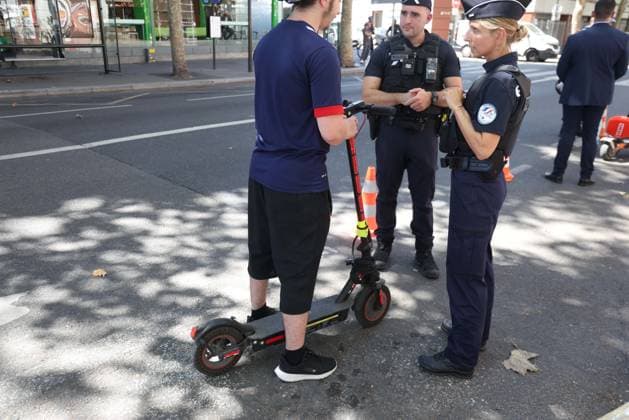 Boulogne-Billancourt, France le 12 aout 2026 - Controle des forces de Police nationale et Municipale sur le port du casque et du gilets reflechissant sur trottinettes electriques - Control of national and municipal police forces on the wearing of helmets and reflective vests on electric scooters  Copyright: xSebastienxTOUBONx