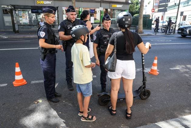 Boulogne-Billancourt, France le 12 aout 2026 - Controle des forces de Police nationale et Municipale sur le port du casque et du gilets reflechissant sur trottinettes electriques - Control of national and municipal police forces on the wearing of helmets and reflective vests on electric scooters  Copyright: xSebastienxTOUBONx
