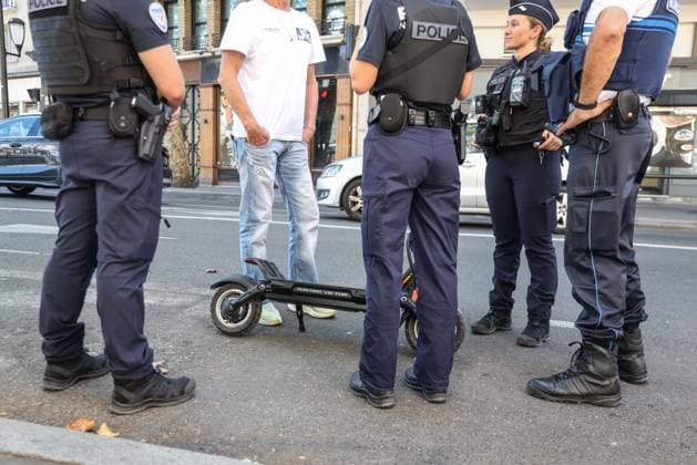 Boulogne-Billancourt, France le 12 aout 2026 - Controle des forces de Police nationale et Municipale sur le port du casque et du gilets reflechissant sur trottinettes electriques - Control of national and municipal police forces on the wearing of helmets and reflective vests on electric scooters  Copyright: xSebastienxTOUBONx