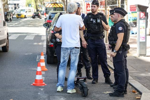 Boulogne-Billancourt, France le 12 aout 2026 - Controle des forces de Police nationale et Municipale sur le port du casque et du gilets reflechissant sur trottinettes electriques - Control of national and municipal police forces on the wearing of helmets and reflective vests on electric scooters  Copyright: xSebastienxTOUBONx