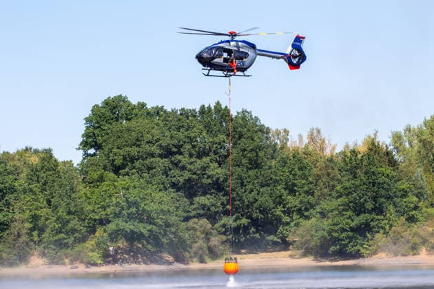 Plauen - Polizeihubschrauber unterstützen Löscharbeiten bei Waldbrand in Plauen Plauen, Meßbach, Messbach, Vogtland, Sachsen, Waldbrand, Vegetationsbrand, Feuerwehr, Löscharbeiten, Polizeihubschrauber, Polizei Sachsen, sächsische Polizei, H145, Airbus H145, Löschhubschrauber, Hubschrauber, Luftunterstützung, Bambi Bucket, Löschwasserbehälter, Außenlast, Wasseraufnahme, Wasserabwurf, Talsperre Pirk, Pirk, Katastrophenschutz, Einsatz, Brandbekämpfung, Glutnester, wildfire, forest fire, firefighting helicopter, aerial firefighting Plauen Sachsen Deutschland *** Plauen Police Helicopters Assist in Firefighting Efforts During a Wildfire in Plauen Plauen, Meßbach, Messbach, Vogtland, Saxony, wildfire, vegetation fire, fire department, Copyright: xEHLxMediax 20260812_plauen-waldbrand-hubschrauber_11