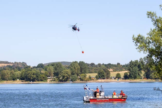 Plauen - Polizeihubschrauber unterstützen Löscharbeiten bei Waldbrand in Plauen Plauen, Meßbach, Messbach, Vogtland, Sachsen, Waldbrand, Vegetationsbrand, Feuerwehr, Löscharbeiten, Polizeihubschrauber, Polizei Sachsen, sächsische Polizei, H145, Airbus H145, Löschhubschrauber, Hubschrauber, Luftunterstützung, Bambi Bucket, Löschwasserbehälter, Außenlast, Wasseraufnahme, Wasserabwurf, Talsperre Pirk, Pirk, Katastrophenschutz, Einsatz, Brandbekämpfung, Glutnester, wildfire, forest fire, firefighting helicopter, aerial firefighting Plauen Sachsen Deutschland *** Plauen Police Helicopters Assist in Firefighting Efforts During a Wildfire in Plauen Plauen, Meßbach, Messbach, Vogtland, Saxony, wildfire, vegetation fire, fire department, Copyright: xEHLxMediax 20260812_plauen-waldbrand-hubschrauber_13