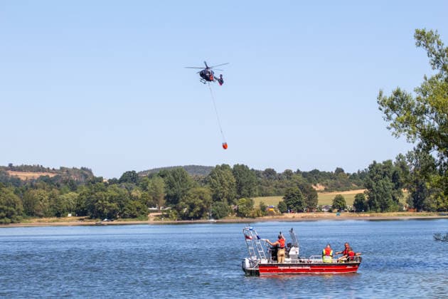 Plauen - Polizeihubschrauber unterstützen Löscharbeiten bei Waldbrand in Plauen Plauen, Meßbach, Messbach, Vogtland, Sachsen, Waldbrand, Vegetationsbrand, Feuerwehr, Löscharbeiten, Polizeihubschrauber, Polizei Sachsen, sächsische Polizei, H145, Airbus H145, Löschhubschrauber, Hubschrauber, Luftunterstützung, Bambi Bucket, Löschwasserbehälter, Außenlast, Wasseraufnahme, Wasserabwurf, Talsperre Pirk, Pirk, Katastrophenschutz, Einsatz, Brandbekämpfung, Glutnester, wildfire, forest fire, firefighting helicopter, aerial firefighting Plauen Sachsen Deutschland *** Plauen Police Helicopters Assist in Firefighting Efforts During a Wildfire in Plauen Plauen, Meßbach, Messbach, Vogtland, Saxony, wildfire, vegetation fire, fire department, Copyright: xEHLxMediax 20260812_plauen-waldbrand-hubschrauber_14