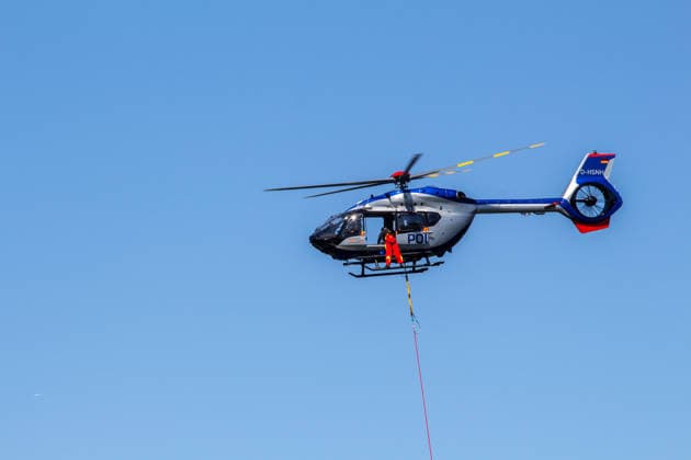 Plauen - Polizeihubschrauber unterstützen Löscharbeiten bei Waldbrand in Plauen Plauen, Meßbach, Messbach, Vogtland, Sachsen, Waldbrand, Vegetationsbrand, Feuerwehr, Löscharbeiten, Polizeihubschrauber, Polizei Sachsen, sächsische Polizei, H145, Airbus H145, Löschhubschrauber, Hubschrauber, Luftunterstützung, Bambi Bucket, Löschwasserbehälter, Außenlast, Wasseraufnahme, Wasserabwurf, Talsperre Pirk, Pirk, Katastrophenschutz, Einsatz, Brandbekämpfung, Glutnester, wildfire, forest fire, firefighting helicopter, aerial firefighting Plauen Sachsen Deutschland *** Plauen Police Helicopters Assist in Firefighting Efforts During a Wildfire in Plauen Plauen, Meßbach, Messbach, Vogtland, Saxony, wildfire, vegetation fire, fire department, Copyright: xEHLxMediax 20260812_plauen-waldbrand-hubschrauber_15