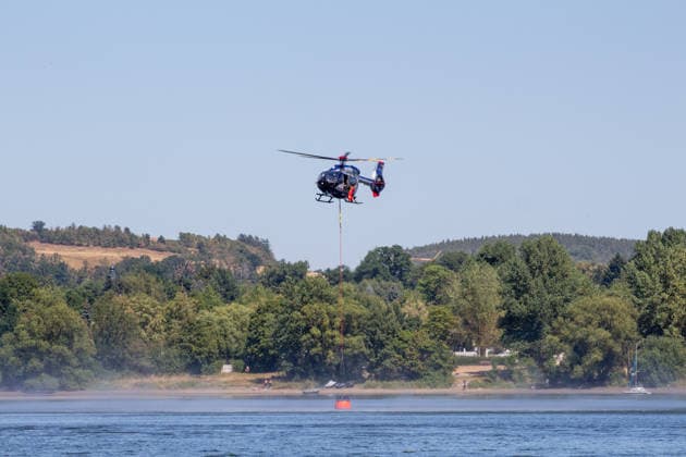 Plauen - Polizeihubschrauber unterstützen Löscharbeiten bei Waldbrand in Plauen Plauen, Meßbach, Messbach, Vogtland, Sachsen, Waldbrand, Vegetationsbrand, Feuerwehr, Löscharbeiten, Polizeihubschrauber, Polizei Sachsen, sächsische Polizei, H145, Airbus H145, Löschhubschrauber, Hubschrauber, Luftunterstützung, Bambi Bucket, Löschwasserbehälter, Außenlast, Wasseraufnahme, Wasserabwurf, Talsperre Pirk, Pirk, Katastrophenschutz, Einsatz, Brandbekämpfung, Glutnester, wildfire, forest fire, firefighting helicopter, aerial firefighting Plauen Sachsen Deutschland *** Plauen Police Helicopters Assist in Firefighting Efforts During a Wildfire in Plauen Plauen, Meßbach, Messbach, Vogtland, Saxony, wildfire, vegetation fire, fire department, Copyright: xEHLxMediax 20260812_plauen-waldbrand-hubschrauber_16