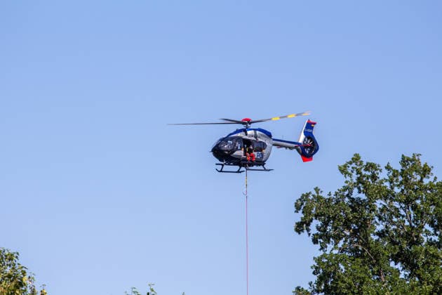 Plauen - Polizeihubschrauber unterstützen Löscharbeiten bei Waldbrand in Plauen Plauen, Meßbach, Messbach, Vogtland, Sachsen, Waldbrand, Vegetationsbrand, Feuerwehr, Löscharbeiten, Polizeihubschrauber, Polizei Sachsen, sächsische Polizei, H145, Airbus H145, Löschhubschrauber, Hubschrauber, Luftunterstützung, Bambi Bucket, Löschwasserbehälter, Außenlast, Wasseraufnahme, Wasserabwurf, Talsperre Pirk, Pirk, Katastrophenschutz, Einsatz, Brandbekämpfung, Glutnester, wildfire, forest fire, firefighting helicopter, aerial firefighting Plauen Sachsen Deutschland *** Plauen Police Helicopters Assist in Firefighting Efforts During a Wildfire in Plauen Plauen, Meßbach, Messbach, Vogtland, Saxony, wildfire, vegetation fire, fire department, Copyright: xEHLxMediax 20260812_plauen-waldbrand-hubschrauber_18