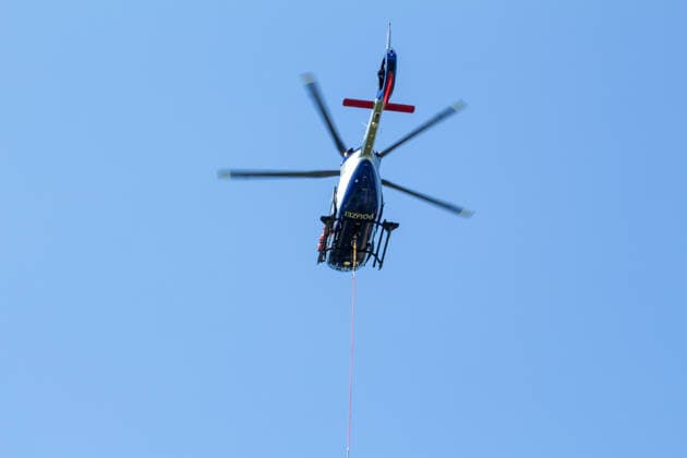 Plauen - Polizeihubschrauber unterstützen Löscharbeiten bei Waldbrand in Plauen Plauen, Meßbach, Messbach, Vogtland, Sachsen, Waldbrand, Vegetationsbrand, Feuerwehr, Löscharbeiten, Polizeihubschrauber, Polizei Sachsen, sächsische Polizei, H145, Airbus H145, Löschhubschrauber, Hubschrauber, Luftunterstützung, Bambi Bucket, Löschwasserbehälter, Außenlast, Wasseraufnahme, Wasserabwurf, Talsperre Pirk, Pirk, Katastrophenschutz, Einsatz, Brandbekämpfung, Glutnester, wildfire, forest fire, firefighting helicopter, aerial firefighting Plauen Sachsen Deutschland *** Plauen Police Helicopters Assist in Firefighting Efforts During a Wildfire in Plauen Plauen, Meßbach, Messbach, Vogtland, Saxony, wildfire, vegetation fire, fire department, Copyright: xEHLxMediax 20260812_plauen-waldbrand-hubschrauber_2