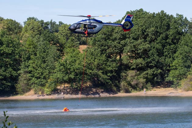Plauen - Polizeihubschrauber unterstützen Löscharbeiten bei Waldbrand in Plauen Plauen, Meßbach, Messbach, Vogtland, Sachsen, Waldbrand, Vegetationsbrand, Feuerwehr, Löscharbeiten, Polizeihubschrauber, Polizei Sachsen, sächsische Polizei, H145, Airbus H145, Löschhubschrauber, Hubschrauber, Luftunterstützung, Bambi Bucket, Löschwasserbehälter, Außenlast, Wasseraufnahme, Wasserabwurf, Talsperre Pirk, Pirk, Katastrophenschutz, Einsatz, Brandbekämpfung, Glutnester, wildfire, forest fire, firefighting helicopter, aerial firefighting Plauen Sachsen Deutschland *** Plauen Police Helicopters Assist in Firefighting Efforts During a Wildfire in Plauen Plauen, Meßbach, Messbach, Vogtland, Saxony, wildfire, vegetation fire, fire department, Copyright: xEHLxMediax 20260812_plauen-waldbrand-hubschrauber_20