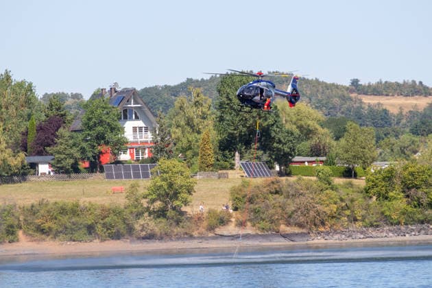 Plauen - Polizeihubschrauber unterstützen Löscharbeiten bei Waldbrand in Plauen Plauen, Meßbach, Messbach, Vogtland, Sachsen, Waldbrand, Vegetationsbrand, Feuerwehr, Löscharbeiten, Polizeihubschrauber, Polizei Sachsen, sächsische Polizei, H145, Airbus H145, Löschhubschrauber, Hubschrauber, Luftunterstützung, Bambi Bucket, Löschwasserbehälter, Außenlast, Wasseraufnahme, Wasserabwurf, Talsperre Pirk, Pirk, Katastrophenschutz, Einsatz, Brandbekämpfung, Glutnester, wildfire, forest fire, firefighting helicopter, aerial firefighting Plauen Sachsen Deutschland *** Plauen Police Helicopters Assist in Firefighting Efforts During a Wildfire in Plauen Plauen, Meßbach, Messbach, Vogtland, Saxony, wildfire, vegetation fire, fire department, Copyright: xEHLxMediax 20260812_plauen-waldbrand-hubschrauber_21