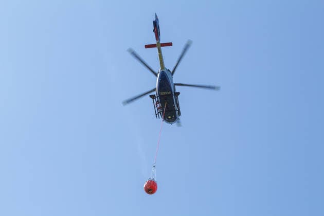 Plauen - Polizeihubschrauber unterstützen Löscharbeiten bei Waldbrand in Plauen Plauen, Meßbach, Messbach, Vogtland, Sachsen, Waldbrand, Vegetationsbrand, Feuerwehr, Löscharbeiten, Polizeihubschrauber, Polizei Sachsen, sächsische Polizei, H145, Airbus H145, Löschhubschrauber, Hubschrauber, Luftunterstützung, Bambi Bucket, Löschwasserbehälter, Außenlast, Wasseraufnahme, Wasserabwurf, Talsperre Pirk, Pirk, Katastrophenschutz, Einsatz, Brandbekämpfung, Glutnester, wildfire, forest fire, firefighting helicopter, aerial firefighting Plauen Sachsen Deutschland *** Plauen Police Helicopters Assist in Firefighting Efforts During a Wildfire in Plauen Plauen, Meßbach, Messbach, Vogtland, Saxony, wildfire, vegetation fire, fire department, Copyright: xEHLxMediax 20260812_plauen-waldbrand-hubschrauber_3