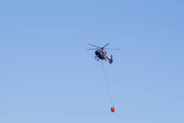 Plauen - Polizeihubschrauber unterstützen Löscharbeiten bei Waldbrand in Plauen Plauen, Meßbach, Messbach, Vogtland, Sachsen, Waldbrand, Vegetationsbrand, Feuerwehr, Löscharbeiten, Polizeihubschrauber, Polizei Sachsen, sächsische Polizei, H145, Airbus H145, Löschhubschrauber, Hubschrauber, Luftunterstützung, Bambi Bucket, Löschwasserbehälter, Außenlast, Wasseraufnahme, Wasserabwurf, Talsperre Pirk, Pirk, Katastrophenschutz, Einsatz, Brandbekämpfung, Glutnester, wildfire, forest fire, firefighting helicopter, aerial firefighting Plauen Sachsen Deutschland *** Plauen Police Helicopters Assist in Firefighting Efforts During a Wildfire in Plauen Plauen, Meßbach, Messbach, Vogtland, Saxony, wildfire, vegetation fire, fire department, Copyright: xEHLxMediax 20260812_plauen-waldbrand-hubschrauber_4