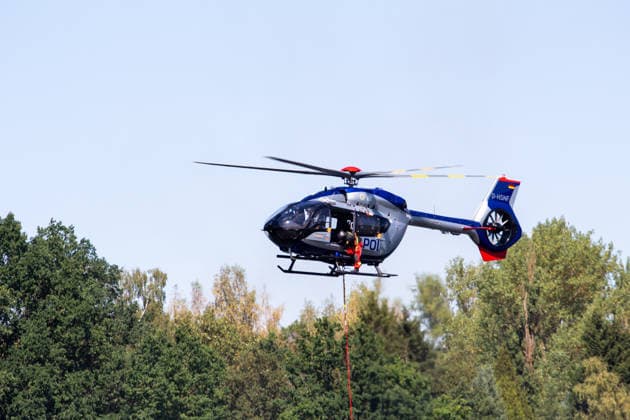 Plauen - Polizeihubschrauber unterstützen Löscharbeiten bei Waldbrand in Plauen Plauen, Meßbach, Messbach, Vogtland, Sachsen, Waldbrand, Vegetationsbrand, Feuerwehr, Löscharbeiten, Polizeihubschrauber, Polizei Sachsen, sächsische Polizei, H145, Airbus H145, Löschhubschrauber, Hubschrauber, Luftunterstützung, Bambi Bucket, Löschwasserbehälter, Außenlast, Wasseraufnahme, Wasserabwurf, Talsperre Pirk, Pirk, Katastrophenschutz, Einsatz, Brandbekämpfung, Glutnester, wildfire, forest fire, firefighting helicopter, aerial firefighting Plauen Sachsen Deutschland *** Plauen Police Helicopters Assist in Firefighting Efforts During a Wildfire in Plauen Plauen, Meßbach, Messbach, Vogtland, Saxony, wildfire, vegetation fire, fire department, Copyright: xEHLxMediax 20260812_plauen-waldbrand-hubschrauber_6