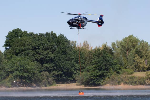 Plauen - Polizeihubschrauber unterstützen Löscharbeiten bei Waldbrand in Plauen Plauen, Meßbach, Messbach, Vogtland, Sachsen, Waldbrand, Vegetationsbrand, Feuerwehr, Löscharbeiten, Polizeihubschrauber, Polizei Sachsen, sächsische Polizei, H145, Airbus H145, Löschhubschrauber, Hubschrauber, Luftunterstützung, Bambi Bucket, Löschwasserbehälter, Außenlast, Wasseraufnahme, Wasserabwurf, Talsperre Pirk, Pirk, Katastrophenschutz, Einsatz, Brandbekämpfung, Glutnester, wildfire, forest fire, firefighting helicopter, aerial firefighting Plauen Sachsen Deutschland *** Plauen Police Helicopters Assist in Firefighting Efforts During a Wildfire in Plauen Plauen, Meßbach, Messbach, Vogtland, Saxony, wildfire, vegetation fire, fire department, Copyright: xEHLxMediax 20260812_plauen-waldbrand-hubschrauber_7