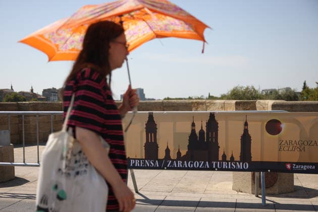 RECORD DATE NOT STATED Total Solar Eclipse In Saragossa, Spain. A banner is seen ahead total solar eclipse at Puente de Piedra bridge in Saragossa, Spain on August 12th, 2026. Zaragoza will experiencesl a total 100% sun coverage lasting for about 1 minute and 27 seconds. Zaragoza Spain  Copyright: xBeataxZawrzelx originalFilename: zawrzel-notitle260812_npk1Y.jpg