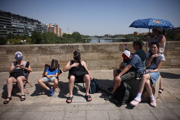 RECORD DATE NOT STATED Total Solar Eclipse In Saragossa, Spain. People prepare to watch total solar eclipse from Puente de Piedra bridge in Saragossa, Spain on August 12th, 2026. Zaragoza will experiencesl a total 100% sun coverage lasting for about 1 minute and 27 seconds. Zaragoza Spain  Copyright: xBeataxZawrzelx originalFilename: zawrzel-notitle260812_npfO5.jpg