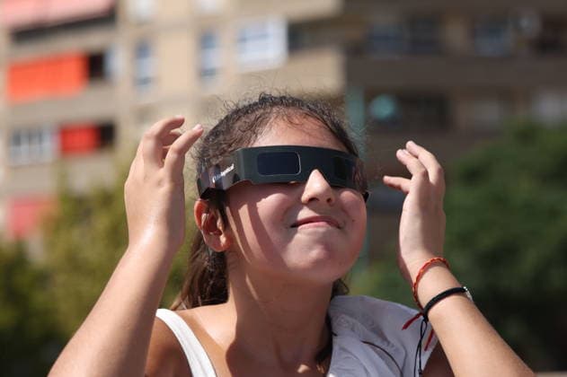 RECORD DATE NOT STATED Total Solar Eclipse In Saragossa, Spain. A person wears special sunglasses while preparing to watch total solar eclipse from Puente de Piedra bridge in Saragossa, Spain on August 12th, 2026. Zaragoza will experiencesl a total 100% sun coverage lasting for about 1 minute and 27 seconds. Zaragoza Spain  Copyright: xBeataxZawrzelx originalFilename: zawrzel-notitle260812_nptfr.jpg