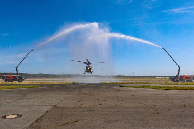 Polizeihubschraubern vom Typs Airbus H145 in den Dienst gestellt worden Begrüßung des neuen Polizeihubschraubers Phoenix 95 von zwei Löschfahrzeugen der Flughafenfeuerwehr. Flughafen Hannover-Langenhagen Polizeihubschrauberstaffel Niede Niedersachsen, Region Hannover Germany *** Airbus H145 police helicopters have been put into service. The new police helicopter, Phoenix 95, is welcomed by two fire trucks from the airport fire department at Hannover Langenhagen Airport. Police Helicopter Squadron Niede, Lower Saxony, Hannover Region, Germany