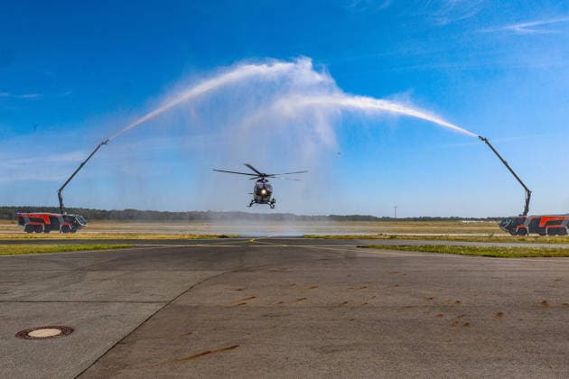 Polizeihubschraubern vom Typs Airbus H145 in den Dienst gestellt worden Begrüßung des neuen Polizeihubschraubers Phoenix 95 von zwei Löschfahrzeugen der Flughafenfeuerwehr. Flughafen Hannover-Langenhagen Polizeihubschrauberstaffel Niede Niedersachsen, Region Hannover Germany *** Airbus H145 police helicopters have been put into service. The new police helicopter, Phoenix 95, is welcomed by two fire trucks from the airport fire department at Hannover Langenhagen Airport. Police Helicopter Squadron Niede, Lower Saxony, Hannover Region, Germany