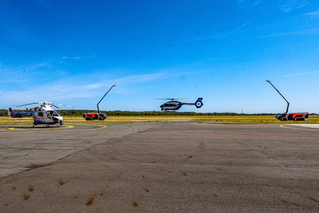 Polizeihubschraubern vom Typs Airbus H145 in den Dienst gestellt worden Begrüßung des neuen Polizeihubschraubers Phoenix 95 von zwei Löschfahrzeugen der Flughafenfeuerwehr. Flughafen Hannover-Langenhagen Polizeihubschrauberstaffel Niede Niedersachsen, Region Hannover Germany *** Airbus H145 police helicopters have been put into service. The new police helicopter, Phoenix 95, is welcomed by two fire trucks from the airport fire department at Hannover Langenhagen Airport. Police Helicopter Squadron Niede, Lower Saxony, Hannover Region, Germany