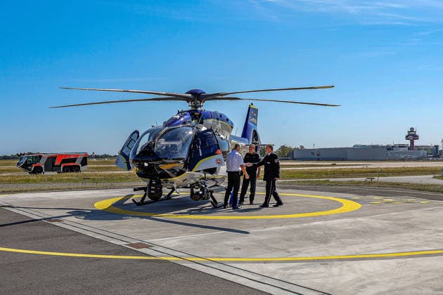 Polizeihubschraubern vom Typs Airbus H145 in den Dienst gestellt worden Begrüßung nach dem Mitflug von Axel Brockmann, Landespolizeipräsident Niedersachsen (linls), Daniela Behrens (SPD), Ministerin für Inneres, Sport und Digitalisierung (verdeckt dahinter), Michael Peters, Leiter der Hubschrauberstaffel Niedersachsen (2. v. rechts), Roger Fladung, Polizeipräsident der Zentralen Polizeidirektion Niedersachsen (rechts). Flughafen Hannover-Langenhagen Polizeihubschrauberstaffel Niede Niedersachsen, Region Hannover Germany *** Airbus H145 police helicopters have been put into service. After the flight, Axel Brockmann, State Police Chief of Lower Saxony (left), and Daniela Behrens (SPD), Minister of the Interior, Sports, and Digitalization