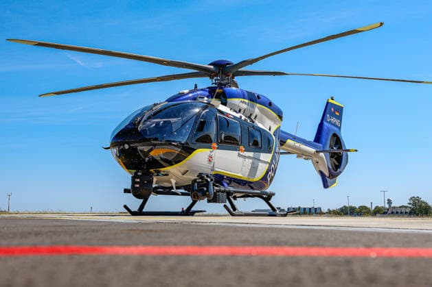 Polizeihubschraubern vom Typs Airbus H145 in den Dienst gestellt worden Der neue Polizeihubschrauber Airbus H145, Funkrufname Phoenix 95, steht vor dem Hangar. Flughafen Hannover-Langenhagen Polizeihubschrauberstaffel Niede Niedersachsen, Region Hannover Germany *** Airbus H145 police helicopters have been put into service. The new Airbus H145 police helicopter, call sign Phoenix 95, is parked in front of the hangar at Hannover Langenhagen Airport, Niede Police Helicopter Squadron, Lower Saxony, Hannover region, Germany