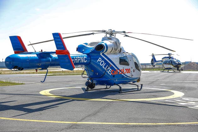 Polizeihubschraubern vom Typs Airbus H145 in den Dienst gestellt worden Der Vorgänger ein MD 902 (Vordergrund) und der neue Polizeihubschrauber H145 hinten vor dem Hangar. Flughafen Hannover-Langenhagen Polizeihubschrauberstaffel Niede Niedersachsen, Region Hannover Germany *** Airbus H145 police helicopters have been put into service. The predecessor, an MD 902, is in the foreground, and the new H145 police helicopter is in the background, in front of the hangar at Hannover Langenhagen Airport. Lower Saxony Police Helicopter Squadron, Hannover Region, Germany