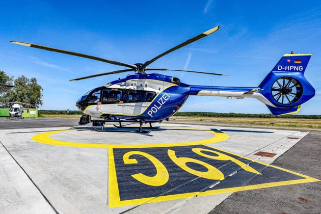 Polizeihubschraubern vom Typs Airbus H145 in den Dienst gestellt worden Der Vorgänger ein MD 902 (Hintergrundgrund) und der neue Polizeihubschrauber H145 hinten vor dem Hangar. Flughafen Hannover-Langenhagen Polizeihubschrauberstaffel Niede Niedersachsen, Region Hannover Germany *** Airbus H145 police helicopters have been put into service. The predecessor, an MD 902, is in the foreground, and the new H145 police helicopter is in the background, in front of the hangar at Hannover Langenhagen Airport. Lower Saxony Police Helicopter Squadron, Hannover Region, Germany