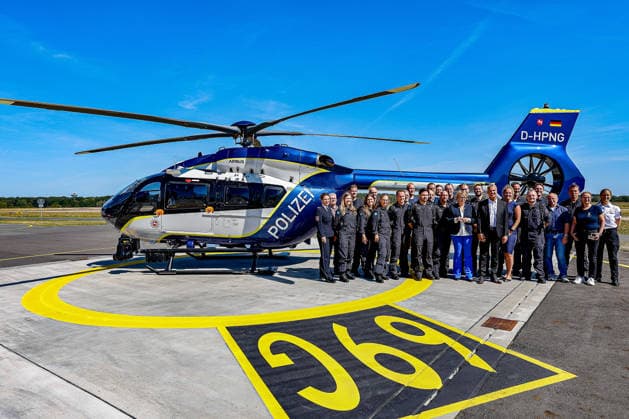 Polizeihubschraubern vom Typs Airbus H145 in den Dienst gestellt worden Die Mitarbeitenden der Polizeihubschrauberstaffel und Daniela Behrens (SPD), Ministerin für Inneres, Sport und Digitalisierung in der Mitte vor den neue Polizeihubschrauber H145, Funkrufname Phoenix 95. Flughafen Hannover-Langenhagen Polizeihubschrauberstaffel Niede Niedersachsen, Region Hannover Germany *** Airbus H145 police helicopters have been put into service. Members of the police helicopter squadron and Daniela Behrens (SPD), Minister of the Interior, Sports, and Digitalization, are pictured in the center in front of the new H145 police helicopters, Call sign Phoenix 95, Hanover Langenhagen Airport, Lower Saxony Police Helicopter Squadron, Hanover Region, Germa