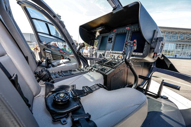 Polizeihubschraubern vom Typs Airbus H145 in den Dienst gestellt worden Polizeihubschrauber Airbus H145: Cockpit, rechts sitzt der Pilot Flughafen Hannover-Langenhagen Polizeihubschrauberstaffel Niede Niedersachsen, Region Hannover Germany *** Airbus H145 police helicopters have been put into service. Cockpit of an Airbus H145 police helicopter; the pilot is seated on the right. Hannover Langenhagen Airport. Niede Police Helicopter Squadron, Lower Saxony, Hannover region, Germany