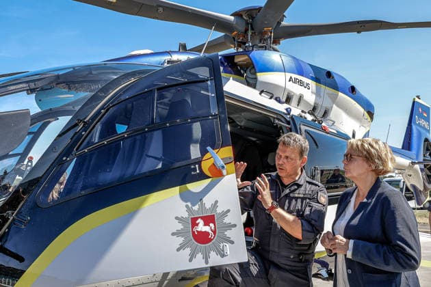 Polizeihubschraubern vom Typs Airbus H145 in den Dienst gestellt worden Jörg Maaß, Flugtechniker, erläutert Daniela Behrens (SPD), Ministerin für Inneres, Sport und Digitalisierung die Ausstattung des neue Polizeihubschraubers Airbus H145. Flughafen Hannover-Langenhagen Polizeihubschrauberstaffel Niede Niedersachsen, Region Hannover Germany *** Airbus H145 police helicopters have been put into service by Jörg Maaß, Flight engineer Jörg Maaß explains the features of the new Airbus H145 police helicopter to Daniela Behrens (SPD), Minister of the Interior, Sports, and Digitalization, at Hannover Langenhagen Airport, Niede Police Helicopter Squadron, Lower Saxony, Hannover Region, Germany