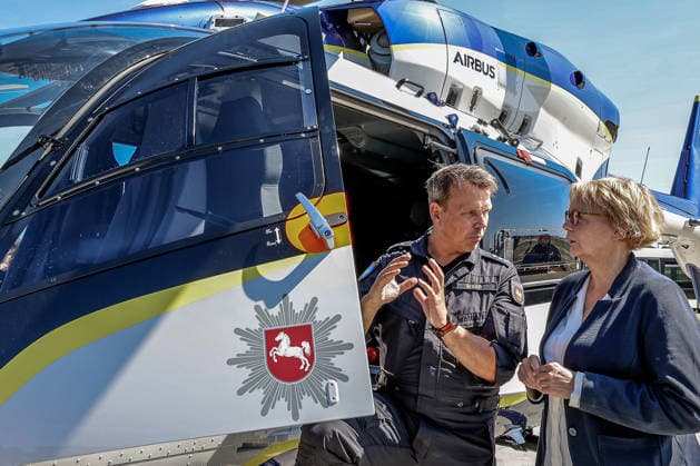 Polizeihubschraubern vom Typs Airbus H145 in den Dienst gestellt worden Jörg Maaß, Flugtechniker, erläutert Daniela Behrens (SPD), Ministerin für Inneres, Sport und Digitalisierung die Ausstattung des neue Polizeihubschraubers Airbus H145. Flughafen Hannover-Langenhagen Polizeihubschrauberstaffel Niede Niedersachsen, Region Hannover Germany *** Airbus H145 police helicopters have been put into service by Jörg Maaß, Flight engineer Jörg Maaß explains the features of the new Airbus H145 police helicopter to Daniela Behrens (SPD), Minister of the Interior, Sports, and Digitalization, at Hannover Langenhagen Airport, Niede Police Helicopter Squadron, Lower Saxony, Hannover Region, Germany