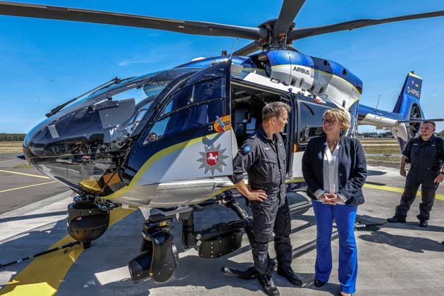 Polizeihubschraubern vom Typs Airbus H145 in den Dienst gestellt worden Jörg Maaß, Flugtechniker, erläutert Daniela Behrens (SPD), Ministerin für Inneres, Sport und Digitalisierung die Ausstattung des neue Polizeihubschraubers Airbus H145. Flughafen Hannover-Langenhagen Polizeihubschrauberstaffel Niede Niedersachsen, Region Hannover Germany *** Airbus H145 police helicopters have been put into service by Jörg Maaß, Flight engineer Jörg Maaß explains the features of the new Airbus H145 police helicopter to Daniela Behrens (SPD), Minister of the Interior, Sports, and Digitalization, at Hannover Langenhagen Airport, Niede Police Helicopter Squadron, Lower Saxony, Hannover Region, Germany