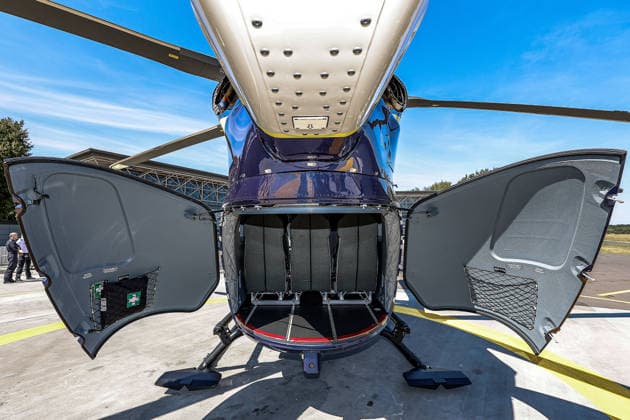 Polizeihubschraubern vom Typs Airbus H145 in den Dienst gestellt worden Polizeihubschraubern Airbus H145: Laderaum, hier mit drei mobilen Sitzen im Heck ausgestattet. Flughafen Hannover-Langenhagen Polizeihubschrauberstaffel Niede Niedersachsen, Region Hannover Germany *** Airbus H145 police helicopters have been put into service. The cargo compartment of an Airbus H145 police helicopter, shown here equipped with three folding seats in the rear. Hannover Langenhagen Airport, Lower Saxony Police Helicopter Squadron, Hannover Region, Germany