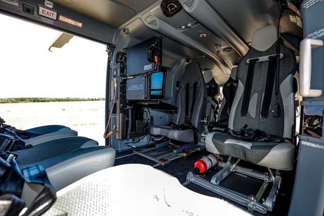Polizeihubschraubern vom Typs Airbus H145 in den Dienst gestellt worden Blick in die Kabine des neuen Polizeihubschrauber Auirbus 145, Funkrufname Phoenix 95. Mitte hinten befindet sich der Arbeitsplatz des Operators mit schwenkbarer Technik. Flughafen Hannover-Langenhagen Polizeihubschrauberstaffel Niede Niedersachsen, Region Hannover Germany *** Airbus H145 police helicopters have been put into service. A view inside the cockpit of the new Airbus H145 police helicopter, call sign Phoenix 95. The operator’s station, equipped with swiveling controls, is located in the center rear. Hannover Langenhagen Airport, Lower Saxony Police Helicopter Squadron, Hannover Region, Germany