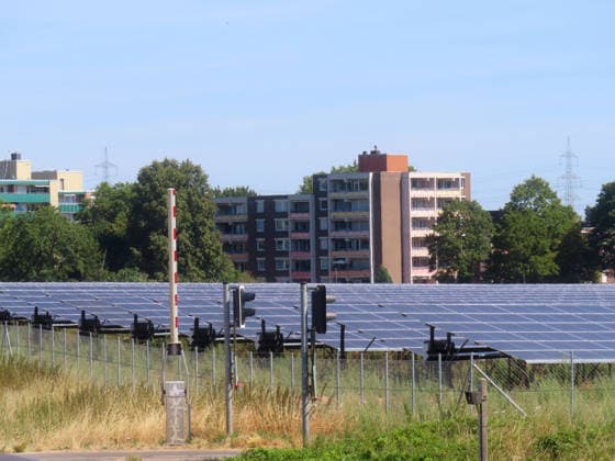 großflaechiger Verbrauch wertvoller Ackerflaeche fuer die Versiegelung mit Photovoltaik Photovoltaik statt Landwirtschaft - schoene Aussicht