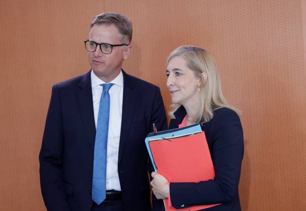 Dr. Carsten Linnemann, Bundesminister für Gesundheit , Nina Warken, Bundesministerin für besondere Aufgaben Chefin des Bundeskanzleramtes., Deutschland, Berlin, Bundeskanzleramt, Das Bundeskabinett befasst sich in seiner 55. Sitzung am 12. August 2026 unter anderem mit dem Gesetzentwurf zur Einführung einer Frühstartrente. *** Dr. Carsten Linnemann, Federal Minister of Health; Nina Warken, Federal Minister for Special Tasks and Head of the Federal Chancellery; Germany, Berlin, Federal Chancellery; At its 55th meeting on August 12, 2026, the Federal Cabinet will address, among other things, the draft bill to introduce an early retirement pension