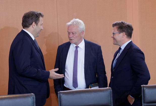 Lars Klingbeil (SPD, Bundesminister der Finanzen, Vizekanzler und SPD-Bundesvorsitzender, Alois Rainer, Bundesminister fuer Ernaehrung, Landwirtschaft und Heimat, Carsten Schneider, Bundesminister für Umwelt, Klimaschutz, Naturschutz und nukleare Sicherheit, Deutschland, Berlin, Bundeskanzleramt, Das Bundeskabinett befasst sich in seiner 55. Sitzung am 12. August 2026 unter anderem mit dem Gesetzentwurf zur Einführung einer Frühstartrente. *** Lars Klingbeil (SPD), Federal Minister of Finance, Vice Chancellor, and SPD Federal Chairman; Alois Rainer, Federal Minister of Food, Agriculture, and Homeland Affairs; Carsten Schneider, Federal Minister of the Environment, Climate Action, Nature Conservation, and Nuclear Safety; Germany, Berlin, Fe