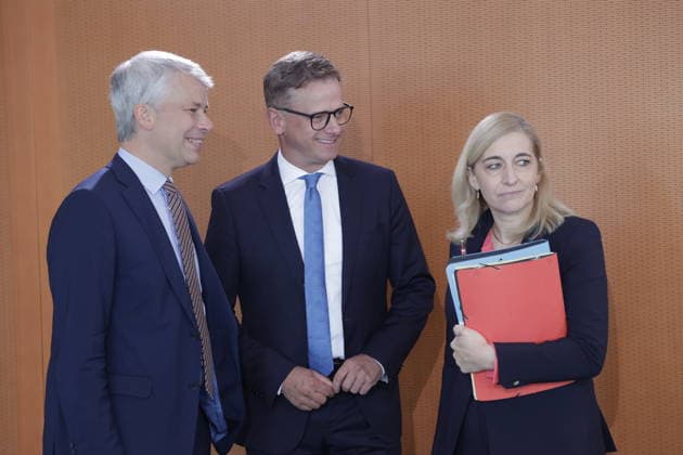 Steffen Bilger, Bundesminister für Verkehr , Dr. Carsten Linnemann, Bundesminister für Gesundheit , Nina Warken, Bundesministerin für besondere Aufgaben Chefin des Bundeskanzleramtes, Deutschland, Berlin, Bundeskanzleramt, Das Bundeskabinett befasst sich in seiner 55. Sitzung am 12. August 2026 unter anderem mit dem Gesetzentwurf zur Einführung einer Frühstartrente. *** Steffen Bilger, Federal Minister of Transportation; Dr. Carsten Linnemann, Federal Minister of Health; Nina Warken, Federal Minister for Special Tasks and Head of the Federal Chancellery, Germany, Berlin, Federal Chancellery, At its 55th meeting on August 12, 2026, the Federal Cabinet will address, among other things, the draft bill to introduce an early retirement pension