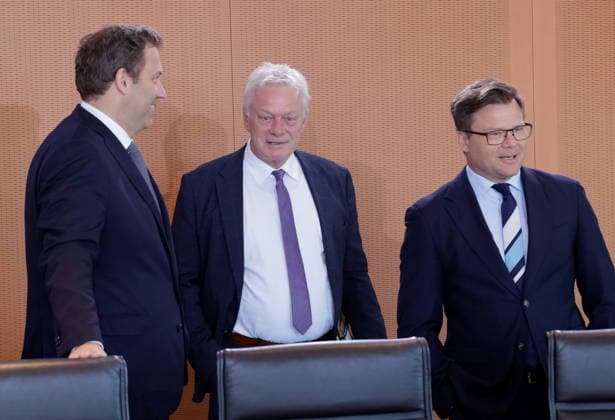 Lars Klingbeil (SPD, Bundesminister der Finanzen, Vizekanzler und SPD-Bundesvorsitzender, Alois Rainer, Bundesminister fuer Ernaehrung, Landwirtschaft und Heimat, Carsten Schneider, Bundesminister für Umwelt, Klimaschutz, Naturschutz und nukleare Sicherheit, Deutschland, Berlin, Bundeskanzleramt, Das Bundeskabinett befasst sich in seiner 55. Sitzung am 12. August 2026 unter anderem mit dem Gesetzentwurf zur Einführung einer Frühstartrente. *** Lars Klingbeil (SPD), Federal Minister of Finance, Vice Chancellor, and SPD Federal Chairman; Alois Rainer, Federal Minister of Food, Agriculture, and Homeland Affairs; Carsten Schneider, Federal Minister of the Environment, Climate Action, Nature Conservation, and Nuclear Safety; Germany, Berlin, Fe