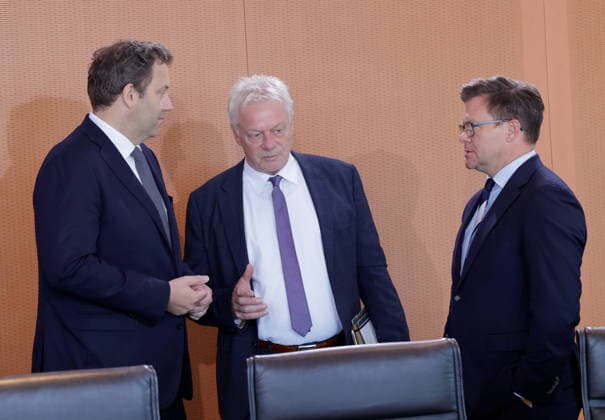 Lars Klingbeil (SPD, Bundesminister der Finanzen, Vizekanzler und SPD-Bundesvorsitzender, Alois Rainer, Bundesminister fuer Ernaehrung, Landwirtschaft und Heimat, Carsten Schneider, Bundesminister für Umwelt, Klimaschutz, Naturschutz und nukleare Sicherheit, Deutschland, Berlin, Bundeskanzleramt, Das Bundeskabinett befasst sich in seiner 55. Sitzung am 12. August 2026 unter anderem mit dem Gesetzentwurf zur Einführung einer Frühstartrente. *** Lars Klingbeil (SPD), Federal Minister of Finance, Vice Chancellor, and SPD Federal Chairman; Alois Rainer, Federal Minister of Food, Agriculture, and Homeland Affairs; Carsten Schneider, Federal Minister of the Environment, Climate Action, Nature Conservation, and Nuclear Safety; Germany, Berlin, Fe