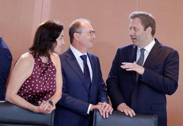 Dorothee Bär, Bundesministerin für Forschung, Technologie und Raumfahrt, Alexander Dobrindt (CSU), Bundesinnenminister, Lars Klingbeil (SPD, Bundesminister der Finanzen, Vizekanzler und SPD-Bundesvorsitzender, Deutschland, Berlin, Bundeskanzleramt, Das Bundeskabinett befasst sich in seiner 55. Sitzung am 12. August 2026 unter anderem mit dem Gesetzentwurf zur Einführung einer Frühstartrente. *** Dorothee Bär, Federal Minister for Research, Technology, and Space; Alexander Dobrindt (CSU), Federal Minister of the Interior; Lars Klingbeil (SPD), Federal Minister of Finance, Vice Chancellor, and SPD Federal Chairman; Germany, Berlin, Federal Chancellery; At its 55th meeting on August 12, 2026, the Federal Cabinet will address, among other thin