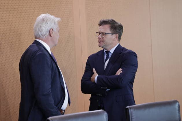 Alois Rainer, Bundesminister fuer Ernaehrung, Landwirtschaft und Heimat, Carsten Schneider, Bundesminister für Umwelt, Klimaschutz, Naturschutz und nukleare Sicherheit, Deutschland, Berlin, Bundeskanzleramt, Das Bundeskabinett befasst sich in seiner 55. Sitzung am 12. August 2026 unter anderem mit dem Gesetzentwurf zur Einführung einer Frühstartrente. *** Alois Rainer, Federal Minister of Food, Agriculture, and Regional Affairs; Carsten Schneider, Federal Minister of the Environment, Climate Action, Nature Conservation, and Nuclear Safety; Germany; Berlin; Federal Chancellery; At its 55th meeting on August 12, 2026, the Federal Cabinet will address, among other things, the draft bill to introduce an early retirement pension