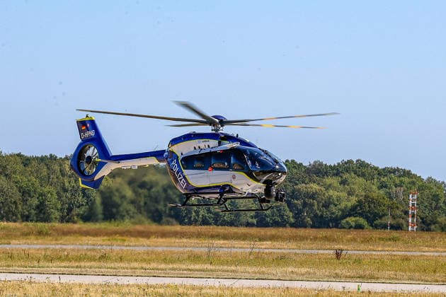 Polizeihubschraubern vom Typs Airbus H145 in den Dienst gestellt worden Anflug des neuen Polizeihubschraubers H145 auf den Helipad bei der Polizeihubschrauberstaffel. Flughafen Hannover-Langenhagen Polizeihubschrauberstaffel Niede Niedersachsen, Region Hannover Germany *** Airbus H145 police helicopters have been put into service. The new H145 police helicopter approaches the helipad at the Police Helicopter Squadron at Hannover Langenhagen Airport, Lower Saxony Police Helicopter Squadron, Hannover Region, Germany